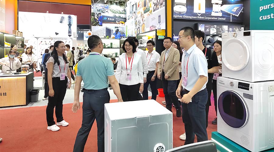 廣交會(huì)迎來(lái)大咖！江門(mén)市市長(zhǎng)親臨金環(huán)電器展位參觀(guān)交流
