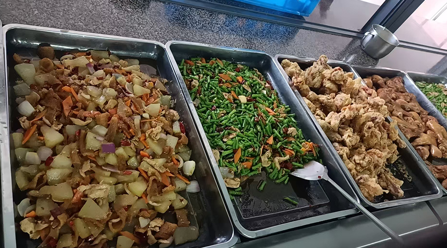 盛夏的來(lái)臨，金環(huán)電器關(guān)懷工人飲食