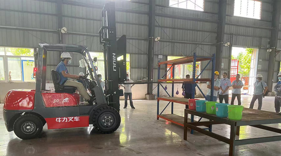 比技能 展風(fēng)采！金環(huán)電器參與鶴城鎮(zhèn)第二屆企業(yè)職工叉車技能競(jìng)賽