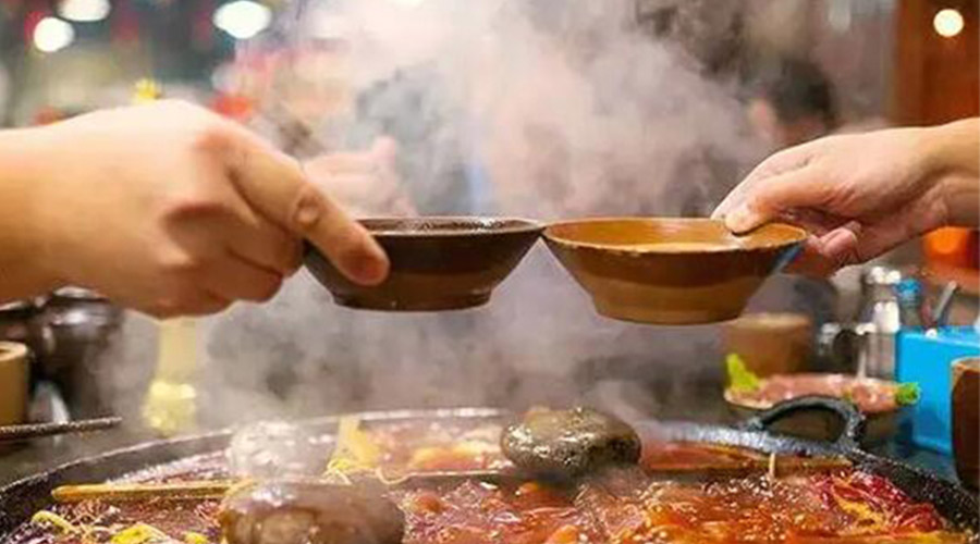 冬天火鍋團建引來一身火鍋味  衣物烘干機化解職場尷尬！