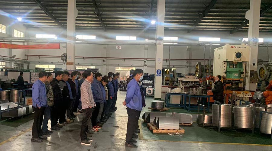 意氣奮發(fā)！金環(huán)電器沖壓車間組織人員開(kāi)展例行早會(huì)