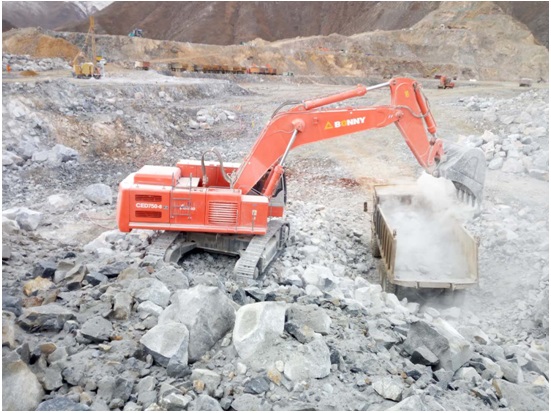 1534916586129943.jpg 挖掘機.jpg